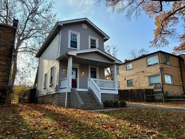 Building Photo - PLEASANT RIDGE - Huge Meticulous 2 bed 2 story home.  Fenced yard.