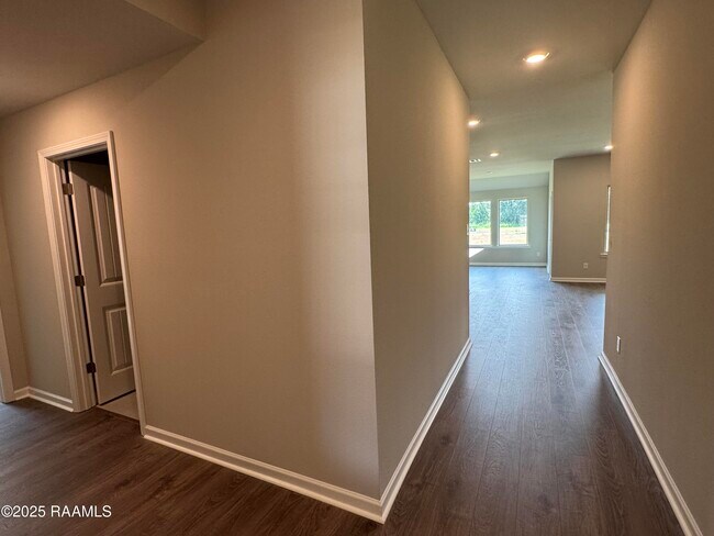 Building Photo - 226 Sidney Oaks Dr