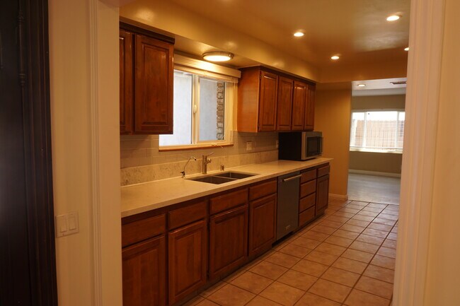 Foto del edificio - 7543 Enfield Ave
