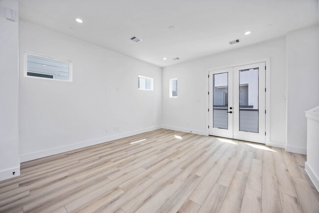 Building Photo - 6735 Peerless St