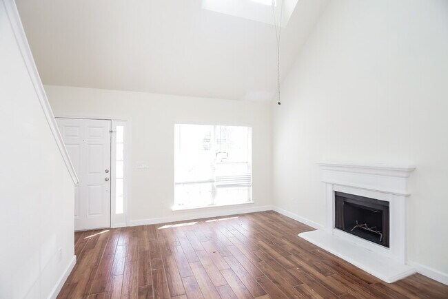 Foto del edificio - 551 Carlton Pointe Dr