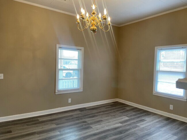 Building Photo - 2 Bed, 1 Bath home, Small pets OK! $1,000 ...