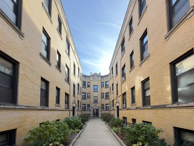 Building Photo - 436 W Belden