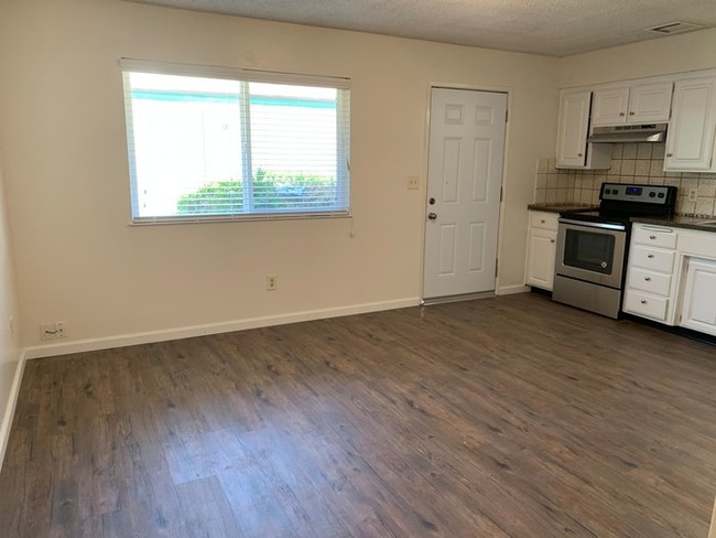 Building Photo - Newly remodeled unit available in Dinuba!