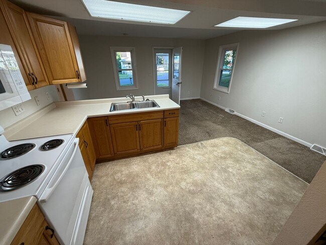Foto del edificio - Cloquet MN - 3-bed - 1-bath - 1 - car Sing...