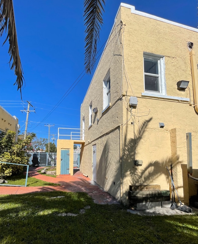 Building Photo - 137 SE 1st Ave