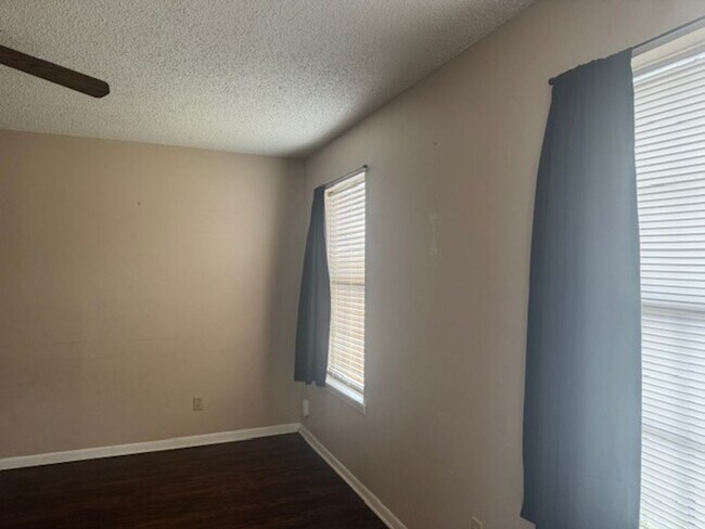 Foto del edificio - 4108 Bill Owens Pkwy