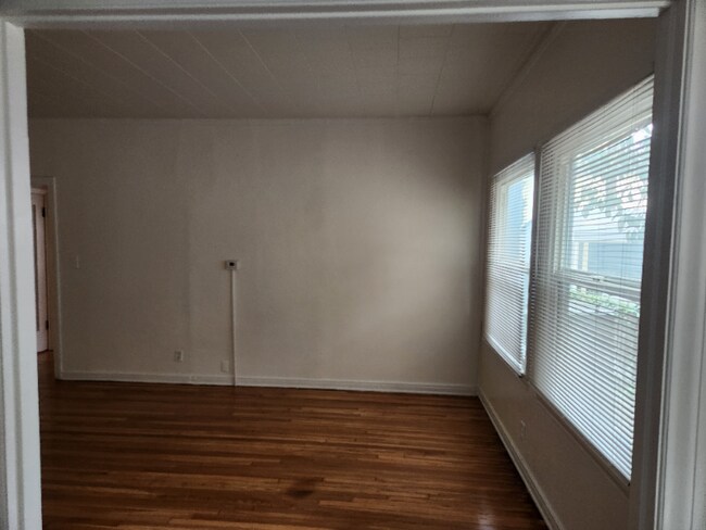 Building Photo - 2025 Cheremoya Ave