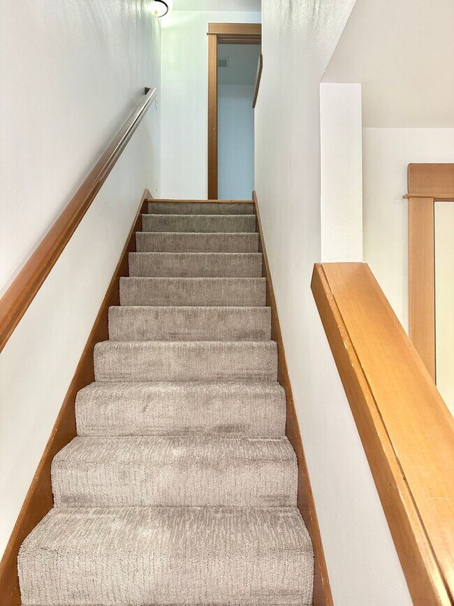 Foto del edificio - $1700 OFF FIRST MONTH! 3-Bedroom, 3.5 Bathroom Townhome Just North of Ballard!