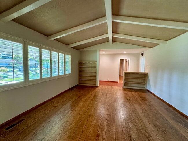 Building Photo - Beautifully updated single level home in N...