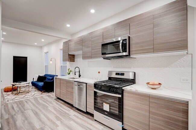 Building Photo - 3329 W Dickens Ave
