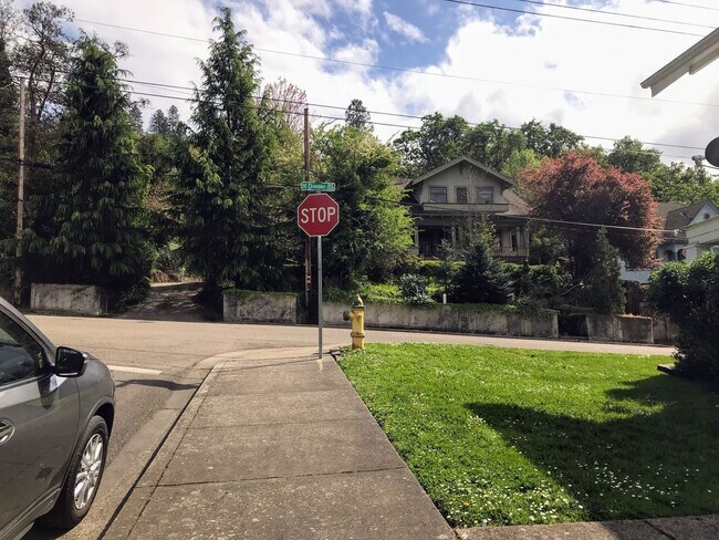 Foto del edificio - 1 br, 1 bath House - 382 SE Ella St