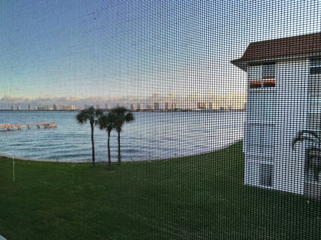 Foto principal - 2936 Lake Shore Dr