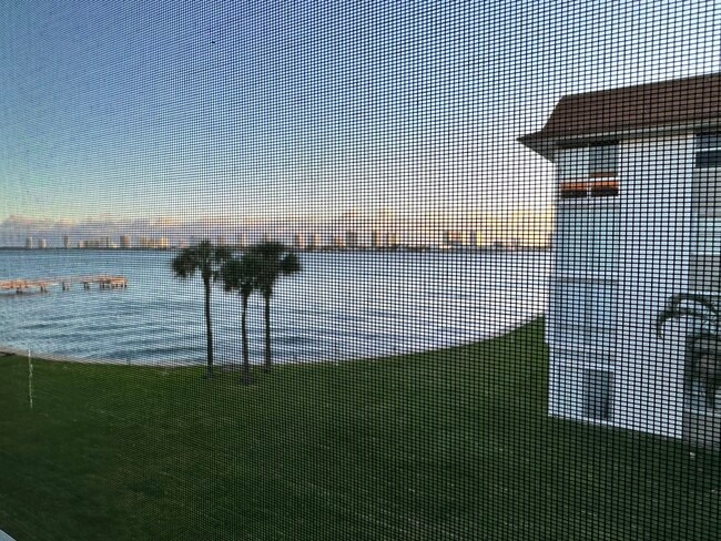 Building Photo - 2936 Lake Shore Dr