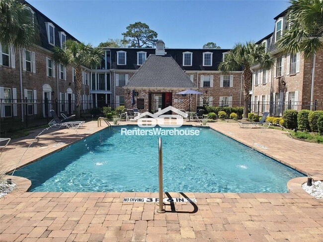Building Photo - 361 N Post Oak Ln
