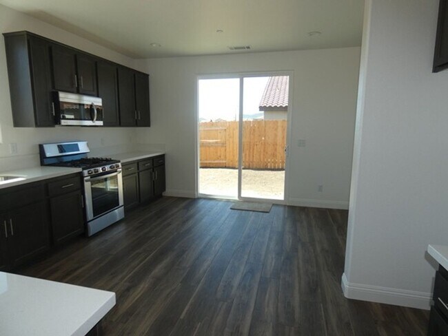 Building Photo - Beautiful Nearly New Single Level Home