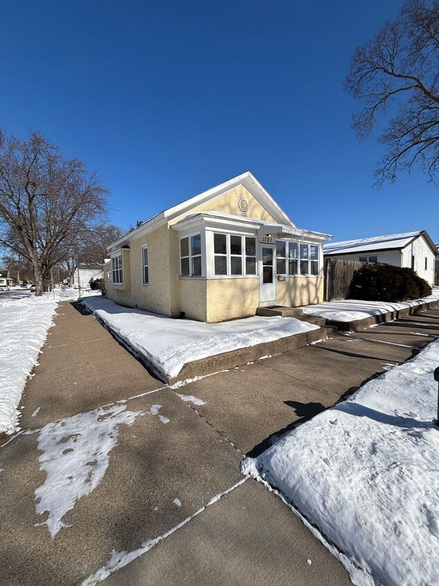 Primary Photo - Charming 2-Bedroom Home in Great La Crosse...