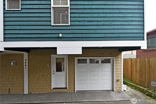 Building Photo - 3bd/2.5ba Seattle home