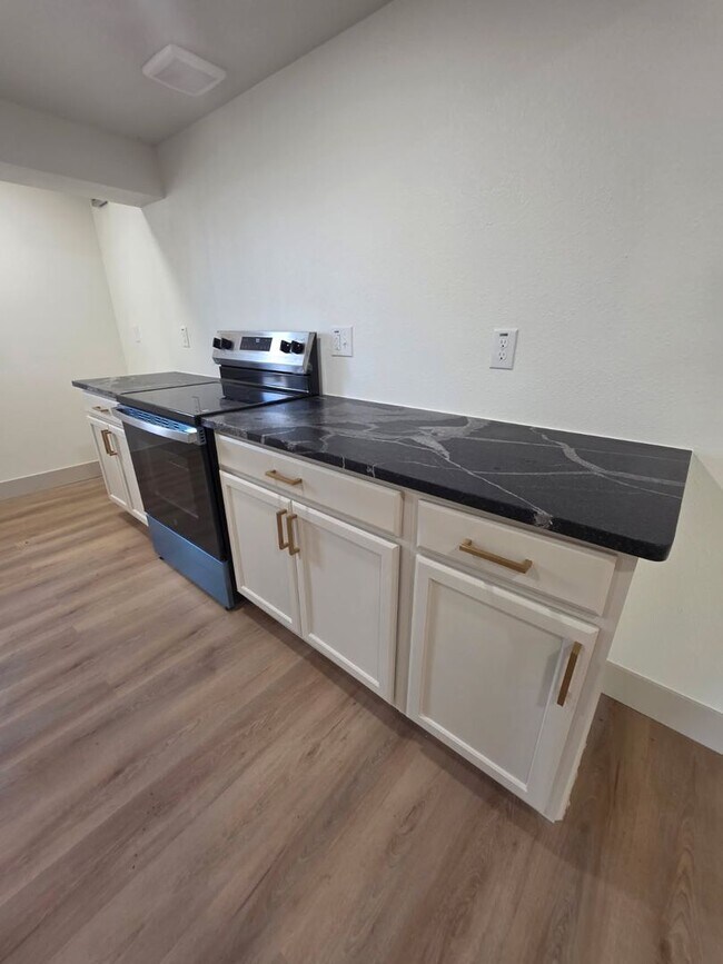 Foto del edificio - Studio Apartment with bathroom, kitchen & utility area on the lower level of property.