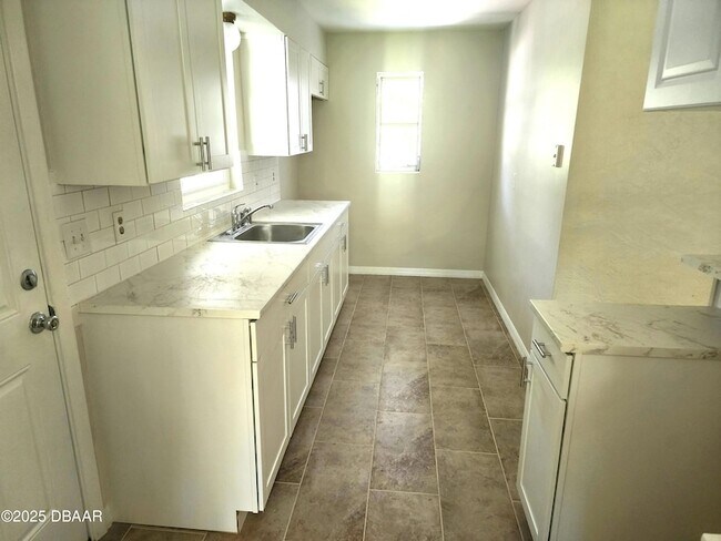 Building Photo - 554 Miriam Ave
