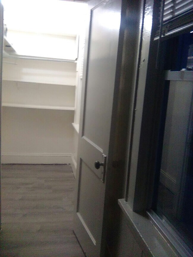 Building Photo - 89 Maple St