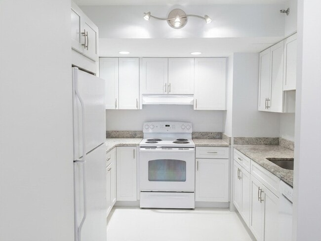 Building Photo - 1731 Beacon St