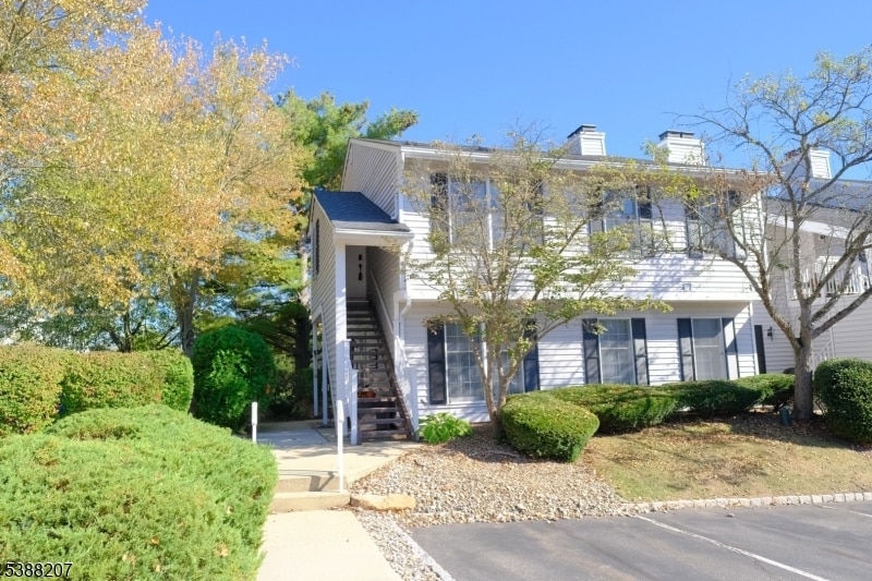 Primary Photo - 184 Milkweed Ct