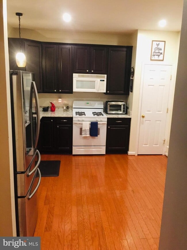 Building Photo - Absolutely Stunning townhome in the heart of Bristow. 3 bedroom, 2 full bathrooms and 2 half baths.