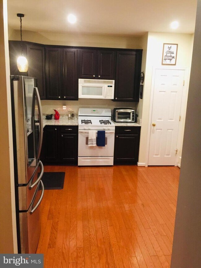 Foto del edificio - Absolutely Stunning townhome in the heart of Bristow. 3 bedroom, 2 full bathrooms and 2 half baths.