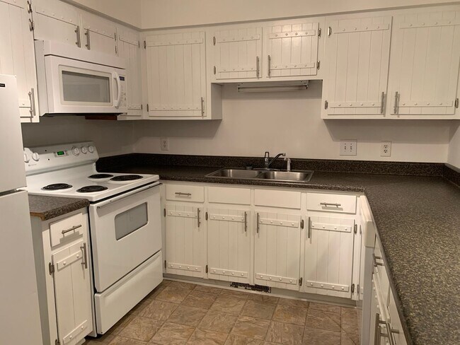 Foto del edificio - 2 BEDROOM TOWNHOME NEAR CRABTREE-DECK-SHAD...