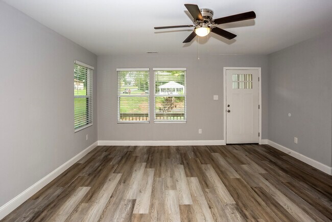 Building Photo - Cute 3 Bedroom