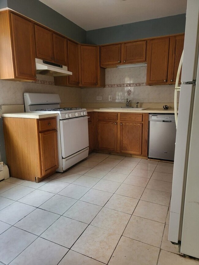 Building Photo - 8121 S King Dr