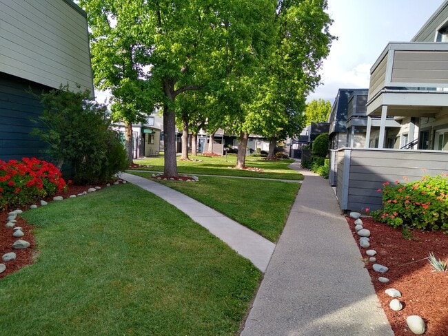 Beautiful Landscaping - Hunter's Landing Apartments