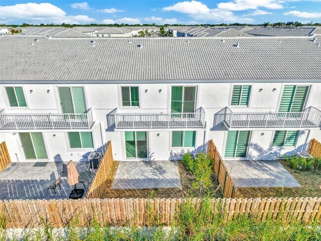 Building Photo - 1400 SE 6th Rd