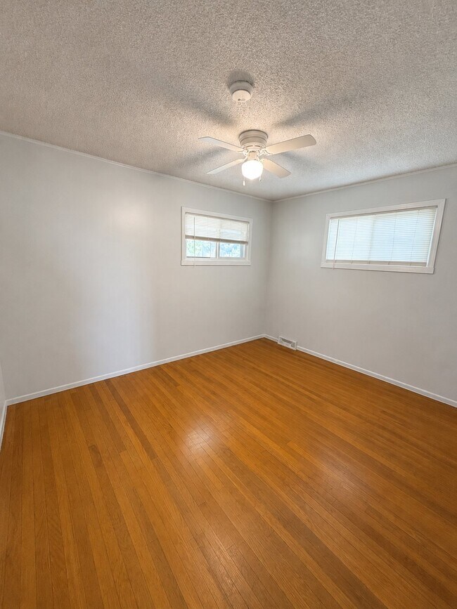 Building Photo - 360 W 4800 S