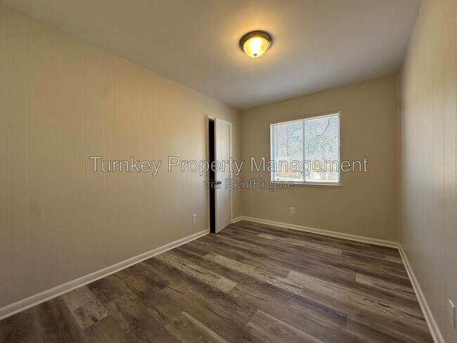 Foto del edificio - 5913 Lyndell Dr