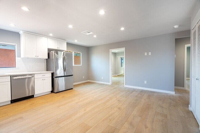 Building Photo - 1049 W 62nd St