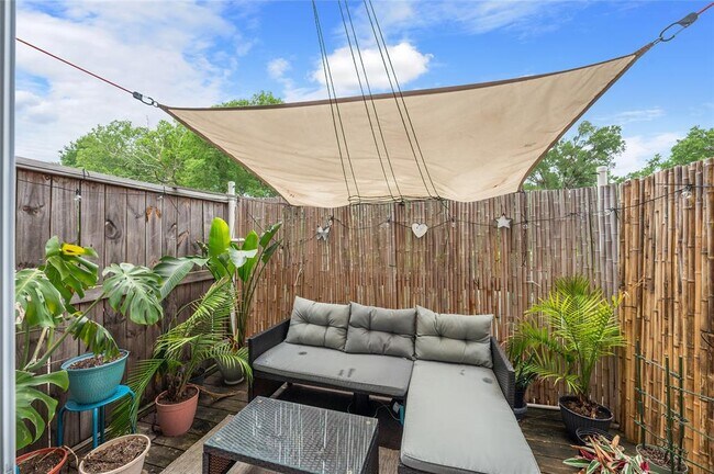 Foto del edificio - 5616 Emerald Forest Dr
