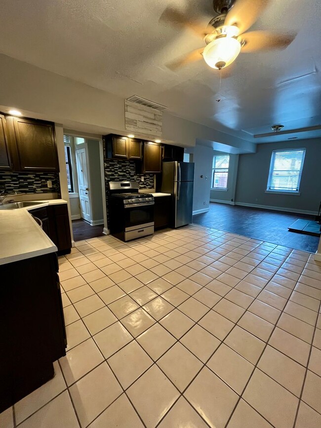 Building Photo - *** Shadyside Duplex Apartment * Pet Friendly * Spacious & Renovated * Available Now * Modern Fin...