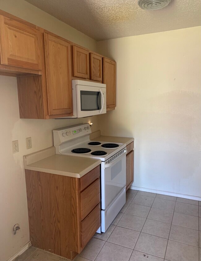 Building Photo - 4010 Peperport Dr