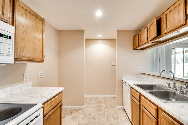 Building Photo - Charming 3-Bedroom Home with 2 Baths in Prime Fort Worth Location