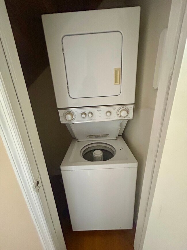 Foto del edificio - Spacious 2BR Townhome Near Downtown Carrbo...