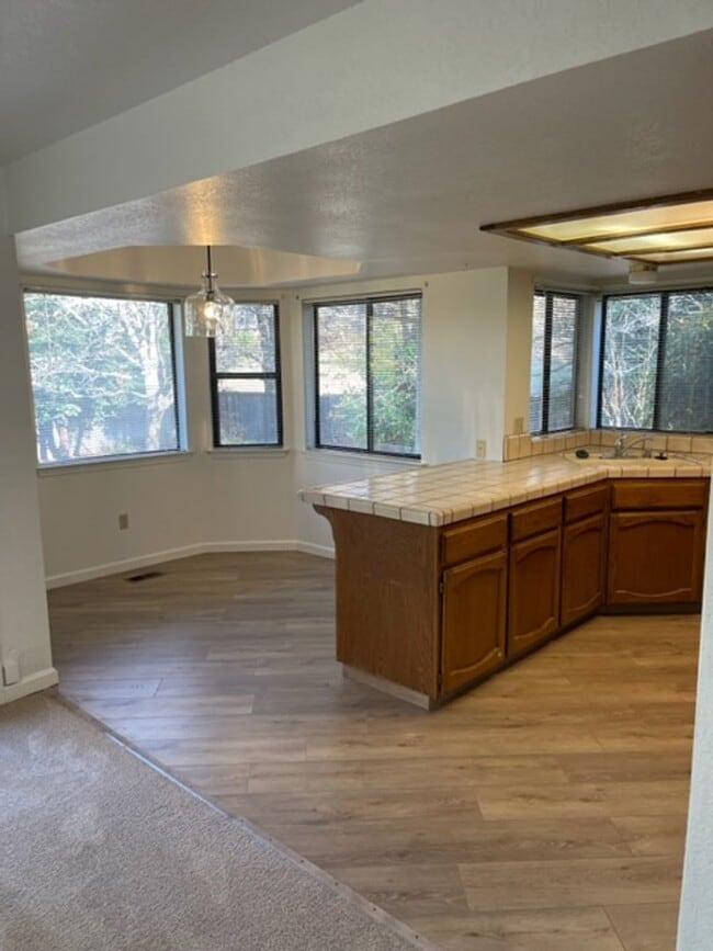 Foto del edificio - West Redding Home with Landscaping included