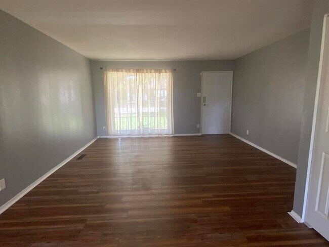 Foto del edificio - 4110 Shirley Dr