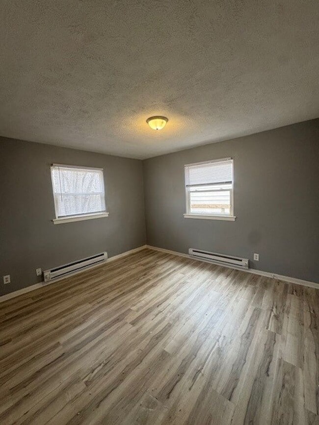 Foto del edificio - East Side Large 3 Bedroom Single  Family Home