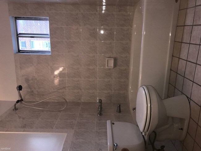 Foto del edificio - 3 br, 1.5 bath Apartment - 2750 Johnson Ave