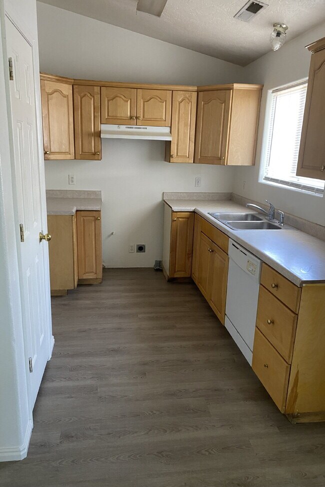 Foto del edificio - "Spacious 3-Bed Townhouse in Saint George – Modern Comforts & 2 Full Baths, Ready to Rent!"
