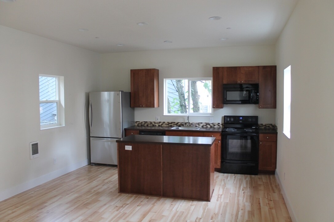 Open Kitchen / Livingroom - 3253 SE 131st Ave