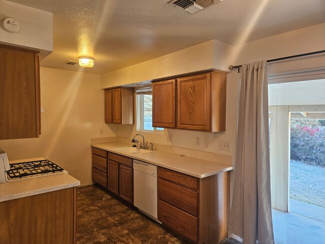 Building Photo - 3 Bedroom/ 2 bath Home in BHC with a great...