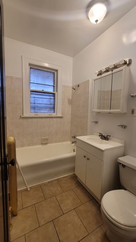 Foto principal - 347 E 76th St